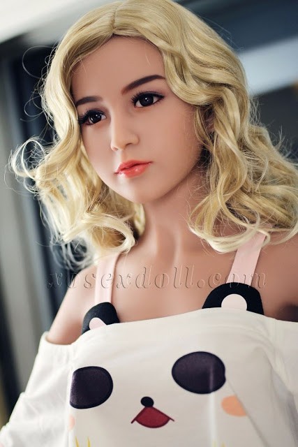 REALISTIC SEX DOLL